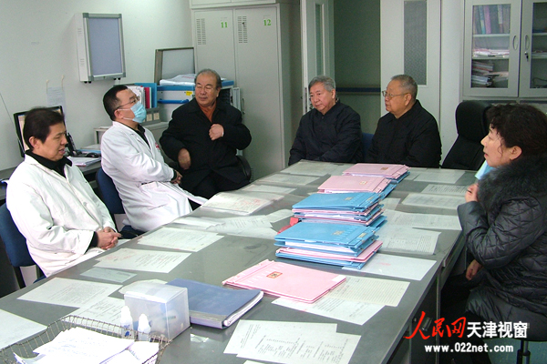 血液病医院党委书记赵津津（左一）、主治医生邵英超（左二）向滑兵来介绍刘康迪的病情及治疗方案