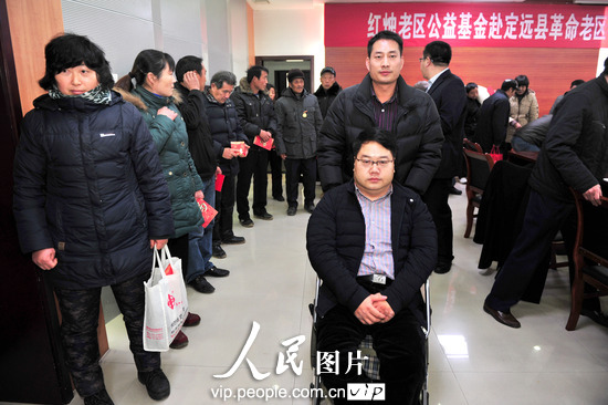 2月3日，安徽定远县，坐在轮椅上的冀盛华从授助人群中走出。