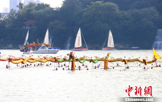 图为2016中国·柳州国际水上狂欢节水上大巡游，“水上舞龙”编队。　朱柳融 摄